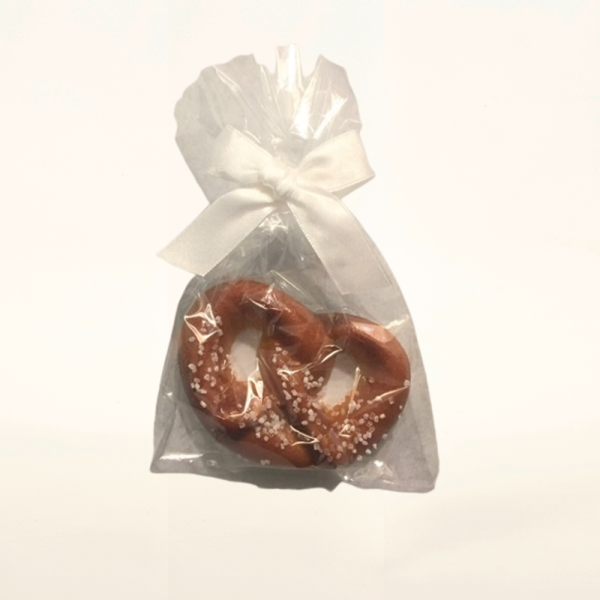 Schwäbische Brezel aus Marzipan